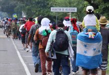 Ni la lluvia frena caravana de más de 600 migrantes; ¿quiénes son y hacia dónde van?