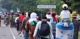 Ni la lluvia frena caravana de más de 600 migrantes; ¿quiénes son y hacia dónde van?
