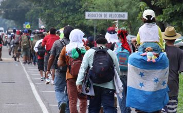 Ni la lluvia frena caravana de más de 600 migrantes; ¿quiénes son y hacia dónde van?