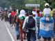 Ni la lluvia frena caravana de más de 600 migrantes; ¿quiénes son y hacia dónde van?
