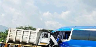 Mortal choque entre camión de pasajeros y un volteo
