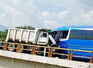Mortal choque entre camión de pasajeros y un volteo
