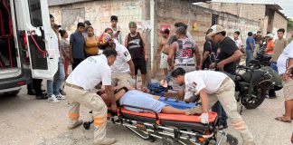 Dos motociclistas chocan en el barrio San Francisco en Cintalapa; hay tres lesionados