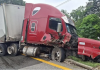 Tráiler sale de carretera y se estrella en Pijijiapan