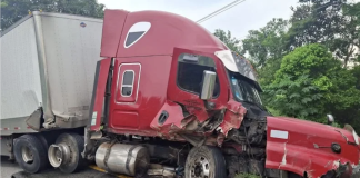 Tráiler sale de carretera y se estrella en Pijijiapan