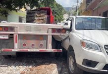 Tráiler se va de reversa y atropella a adulto mayor