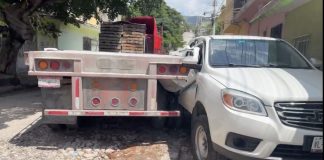 Tráiler se va de reversa y atropella a adulto mayor
