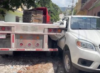 Tráiler se va de reversa y atropella a adulto mayor