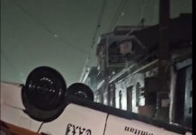 Taxi choca contra poste y vuelca en Comitán; conductor es detenido