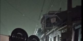 Taxi choca contra poste y vuelca en Comitán; conductor es detenido