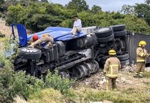 Tráiler vuelca sin chofer en carretera de Comitán
