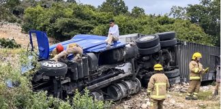 Tráiler vuelca sin chofer en carretera de Comitán