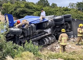 Tráiler vuelca sin chofer en carretera de Comitán