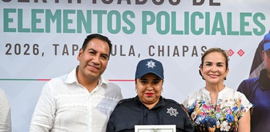 Eduardo Ramírez entrega certificados de bachillerato a policías de seis municipios