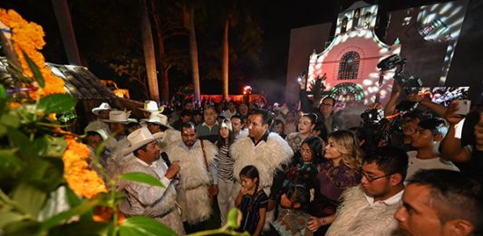 Eduardo Ramírez y Sofía Espinoza honran las raíces y la espiritualidad de Chamula con el Día de las Almas