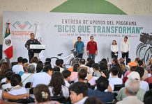 Eduardo Ramírez entrega apoyos de Bicis que Transforman a estudiantes de Tuxtla Gutiérrez