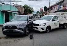 Trabajador de agencia automotriz salió a probar una camioneta 0 kms, y terminó chocada