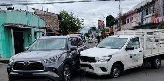 Trabajador de agencia automotriz salió a probar una camioneta 0 kms, y terminó chocada