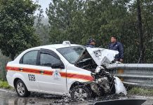 Taxi se estrella contra barrera metálica en la vía Oxchuc-Huixtán; reportan un herido grave