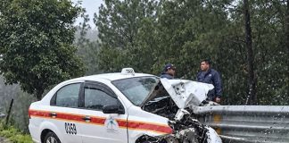 Taxi se estrella contra barrera metálica en la vía Oxchuc-Huixtán; reportan un herido grave