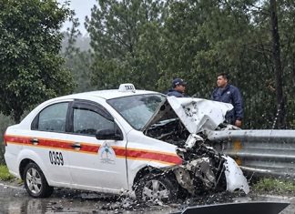 Taxi se estrella contra barrera metálica en la vía Oxchuc-Huixtán; reportan un herido grave