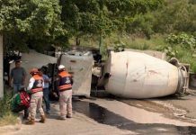 Camión revolvedora vuelca en acceso a Vida Mejor y deja un lesionado en Tuxtla