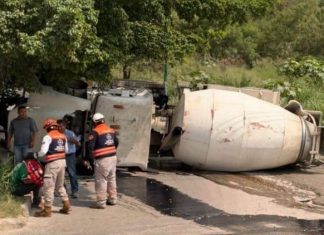 Camión revolvedora vuelca en acceso a Vida Mejor y deja un lesionado en Tuxtla